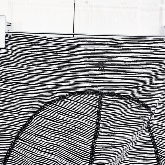 Athleta Ultimate Linear Lines Capri - Picture 9 of 11